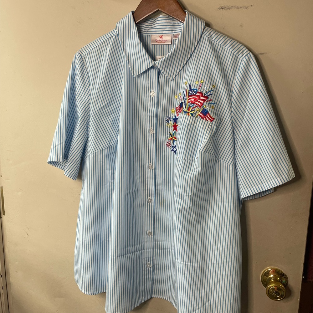 Quacker Factory size 1X, short sleeve, button down, patriotic theme blouse